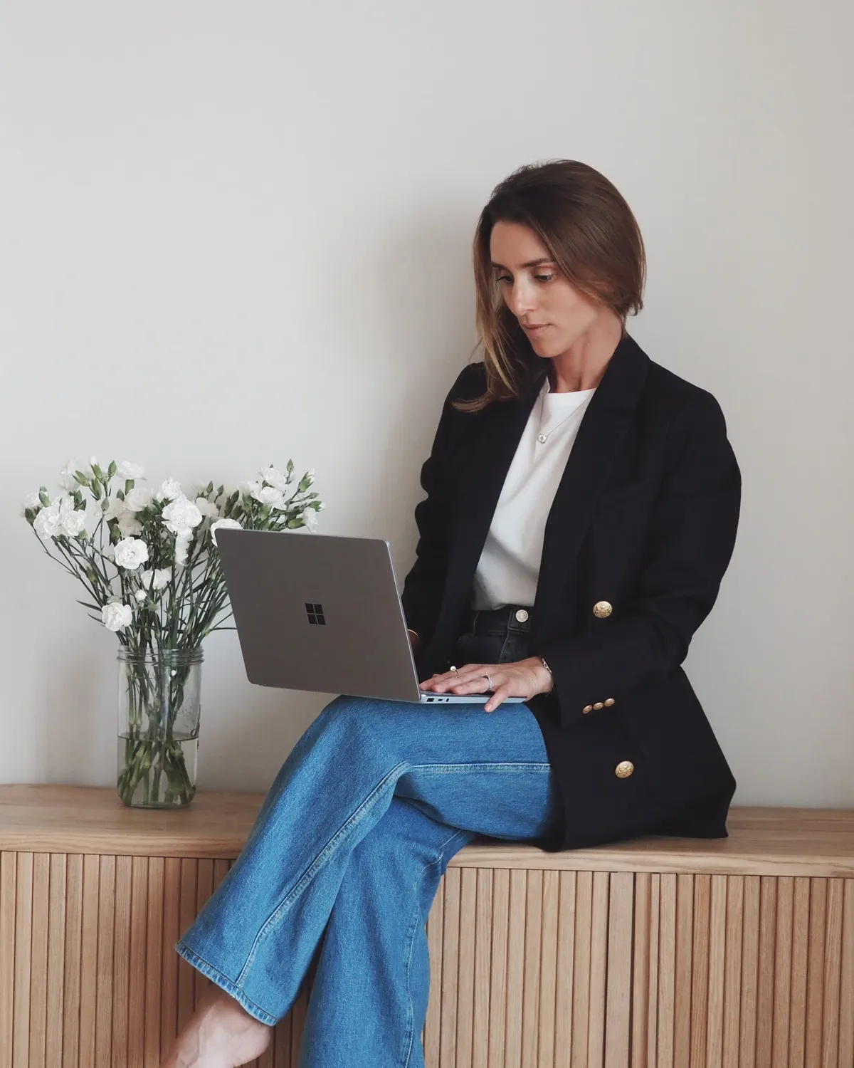 Anaïs Simon, fondatrice d'Alma, assise avec son ordinateur portable